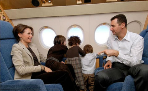 Hình ảnh gia đình ông Assad trên một chuyến bay (Ảnh: Camera)