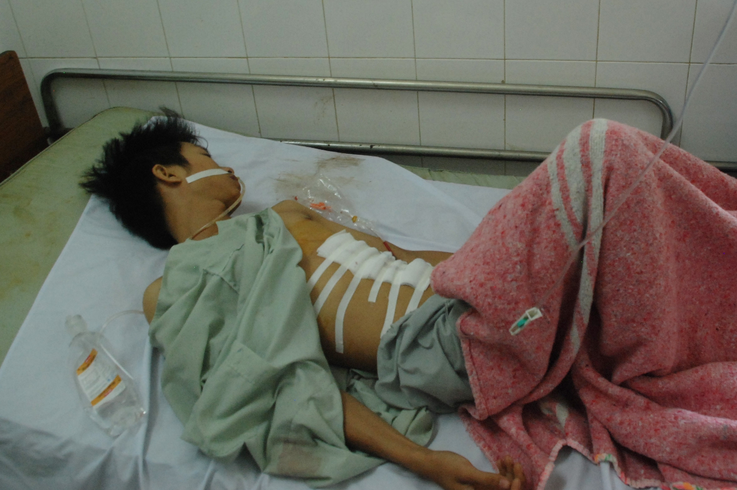 Tối 1/9, nạn nhân Trần Văn Quang đang được cấp cứu tại Bệnh viện Đa khoa Quảng Trị. ẢNH: H.T.