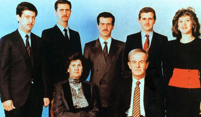 
	Tổng thống Hafez Assad chụp cùng vợ và các con trước năm 1994, từ trái
	qua phải: Maher, Bashar, Basel, Majd và Bushra. Bố mẹ Tổng thống Syria
	Bashar al-Assad sinh được 6 người con. Một trong số 6 người chết khi còn rất nhỏ. 5 người còn lại lần lượt là: Bushra al-Assad (sinh năm 1960), Bassel al-Assad (1962–1994), Bashar al-Assad (1965), Majd al-Assad
	(1966–2009), Maher al-Assad (1968). Ảnh: AFP.