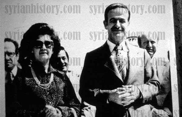 
	Anisa Makhlouf al-Assad (bên trái) là mẹ của đương kim Tổng thống Syria Bashar al-Assad. Bà là vợ của cố Tổng thống Syria Hafez Assad. Người ta cho rằng, bà tạo nên ảnh hưởng nhất định tới chế độ mà con trai bà điều hành. Anisa Makhlouf al-Assad rất ít xuất hiện trước công chúng kể cả khi chồng bà còn sống. Ảnh: Syrianhistory.