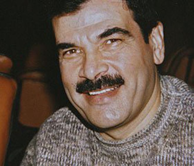 
	Assef Shawkat (1950–2012) là chồng của Bushra al-Assad và là anh rể của
	Tổng thống Bashar al-Assad. Assef là thứ trưởng Bộ Quốc phòng Syria từ tháng 9/2011 đến tháng 7/2012. Ông này là một trong những cánh tay đắc lực của Tổng thống Assad. Ngày 18/7/2012, ông Assef và 2 quan chức cấp cao khác của Syria thiệt mạng khi quân nổi dậy đánh bom tòa nhà an ninh quốc gia của chính quyền Syria tại Damascus. Ảnh: Reuters.