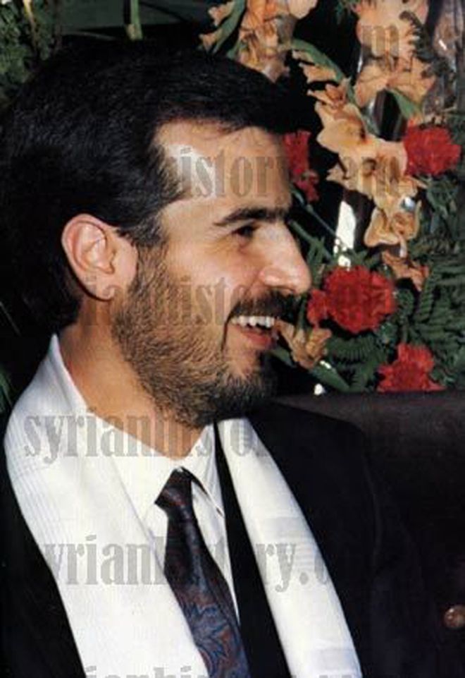 
	Basel al-Assad là anh trai của Tổng thống Assad. Khi Basel al-Assad còn sống, truyền thông từng đồn đoán ông sẽ là người nối nghiệp cha. Năm 1994, khi Basel 31 tuổi, ô tô của ông gặp nạn trên đường cao tốc ở Damascus khiến ông thiệt mạng. Ảnh: Syrianhistory.