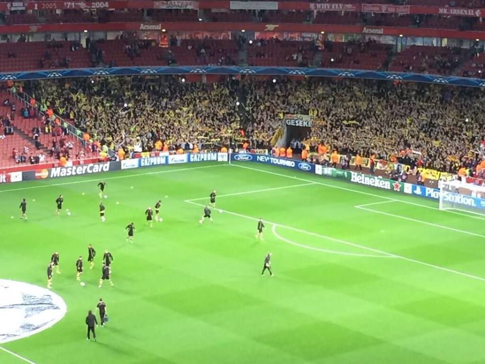 
	Chưa đến giờ nhưng CĐV Dortmund đã phủ kín một góc sân, đúng là bá đạo!
