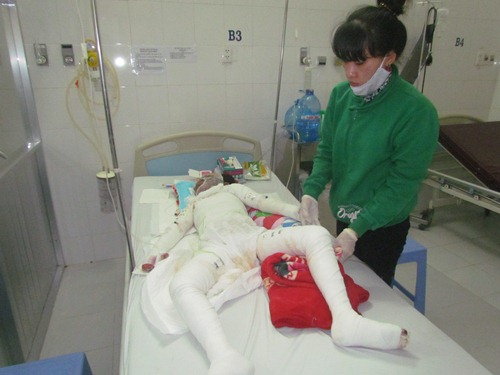 Vụ gia đ&igrave;nh bị đốt khi đang ngủ: Bắt giữ 2 nghi can