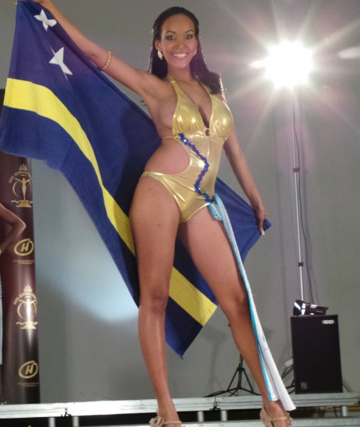 Hoa hậu, Curacao, phát hiện mang bầu, Hoa hậu Siêu quốc gia 2013