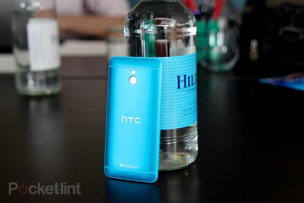 Cận cảnh HTC One Mini phiên bản xanh ngọc