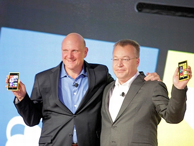 
	Steve Ballmer và Stephen Elop tại sự kiện Microsoft-Nokia tại New York hồi năm ngoái.