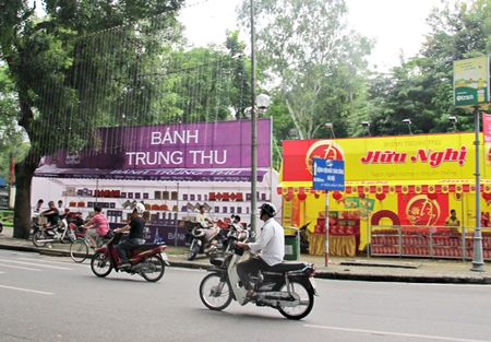 Thị trường bánh Trung thu ở HN hiện còn tồn tại nhiều bất cập. Ảnh: Triệu Hoa.