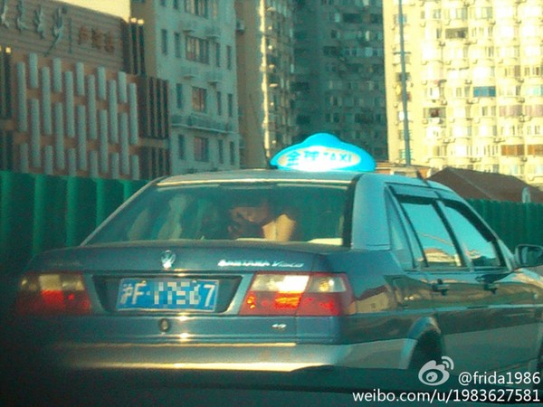 Thản nhiên "mây mưa" suốt 20 phút trên taxi giữa ban ngày 1