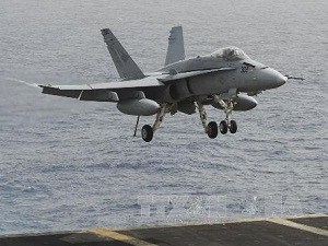 
	Máy bay chiến đấu F/A-18C Hornet đang hạ cánh xuống tàu sân bay USS Nimitz trên Biển Đỏ hôm 4.9.