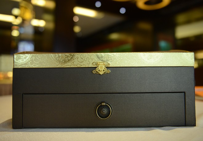 Mở hộp bánh trung thu mạ vàng giá hơn 4 triệu đồng