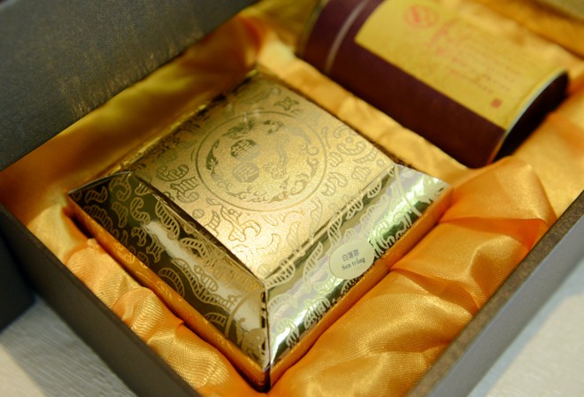 Mở hộp bánh trung thu mạ vàng giá hơn 4 triệu đồng