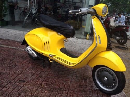 Vespa 946 mau vang doc nhat o Viet Nam