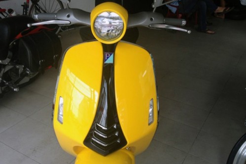 Vespa 946 mau vang doc nhat o Viet Nam