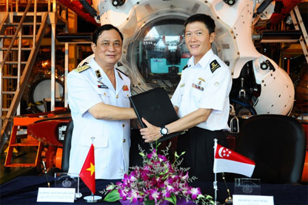Việt Nam-Singapore ký thỏa thuận cứu hộ tàu ngầm Kilo