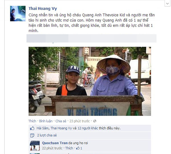 Hình ảnh bé Quang Anh cùng phụ giúp mẹ đẩy xe rác được đăng tải trên Facebook Thai Hoang Vy.