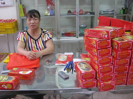  	Bà Đỗ Thị Nhuần thừa nhận chiếc bánh mốc là của cơ sở bà sản xuất.