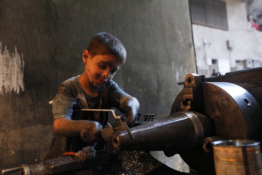 Ám ảnh cậu bé 10 tuổi trong xưởng vũ khí Syria
