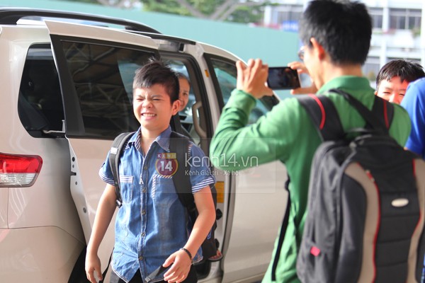 Quang Anh bịn rịn chia tay bạn bè và fan tại sân bay Tân Sơn Nhất 6