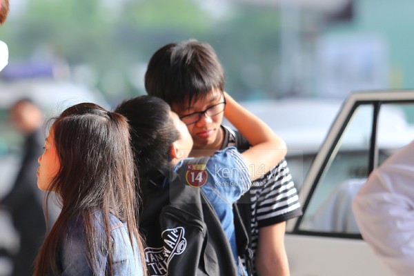 Quang Anh bịn rịn chia tay bạn bè và fan tại sân bay Tân Sơn Nhất 9