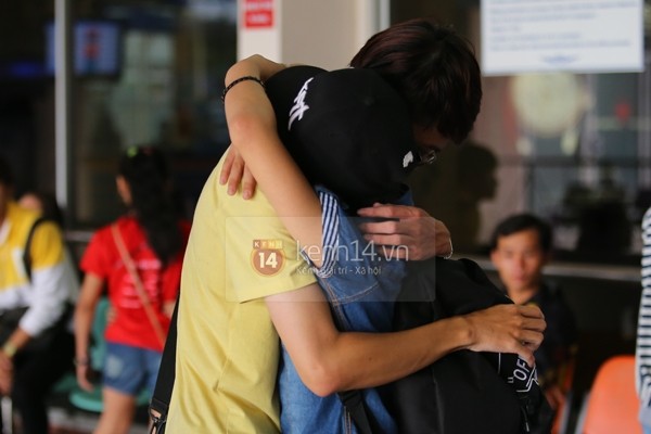 Quang Anh bịn rịn chia tay bạn bè và fan tại sân bay Tân Sơn Nhất 12