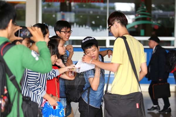 Quang Anh bịn rịn chia tay bạn bè và fan tại sân bay Tân Sơn Nhất 13