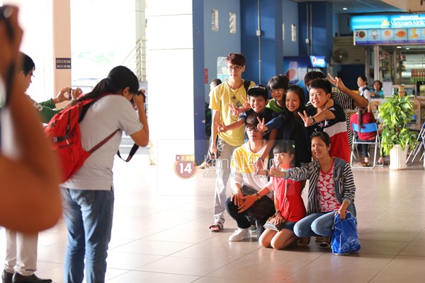 Quang Anh bịn rịn chia tay bạn bè và fan tại sân bay Tân Sơn Nhất 14