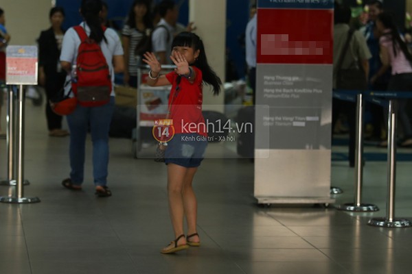 Quang Anh bịn rịn chia tay bạn bè và fan tại sân bay Tân Sơn Nhất 16