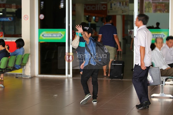 Quang Anh bịn rịn chia tay bạn bè và fan tại sân bay Tân Sơn Nhất 17