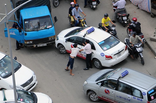 TP. HCM: Hàng chục tài xế ẩu đả trên đường