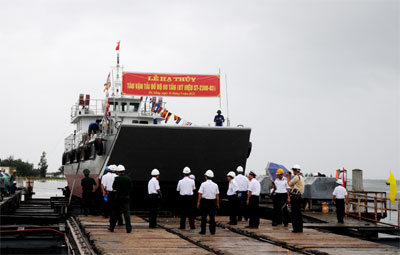 Việt Nam hạ thủy tàu đổ bộ 80 tấn