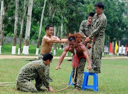 Với lính đặc công, những màn luyện tập thế này là chuyện bình thường