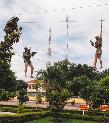 Tập luyện với súng tiểu liên cực nhanh Uzi