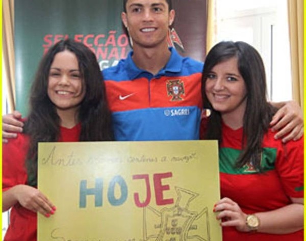 Ronaldo và những khoảnh khắc tình cảm bên fan 11