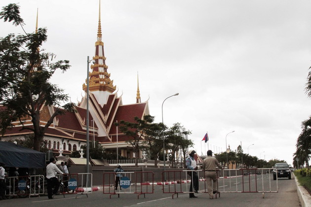  	Khu vực Tòa nhà Quốc hội Campuchia vẫn bị phong tỏa cho dù khối thuốc nổ đã được xử lý. (Ảnh: Xuân Khu/Vietnam+)