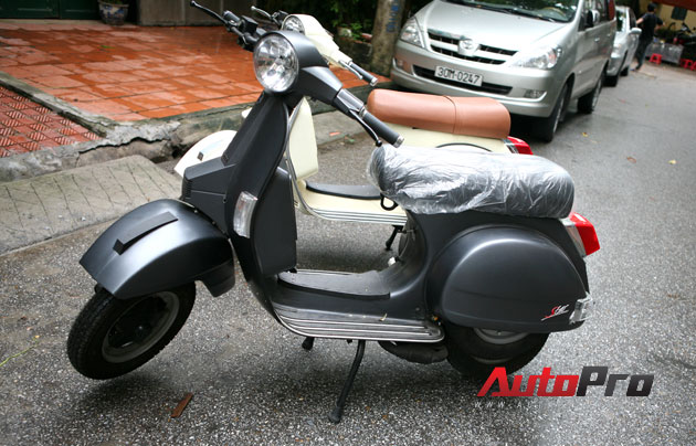 Cận cảnh “Vespa PX giá rẻ” tại Hà Nội 12