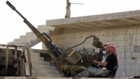  	Quân nổi dậy Syria cùng với vũ khí phòng không tại đông làng Hama ngày 13/9. Ảnh: Reuters.
