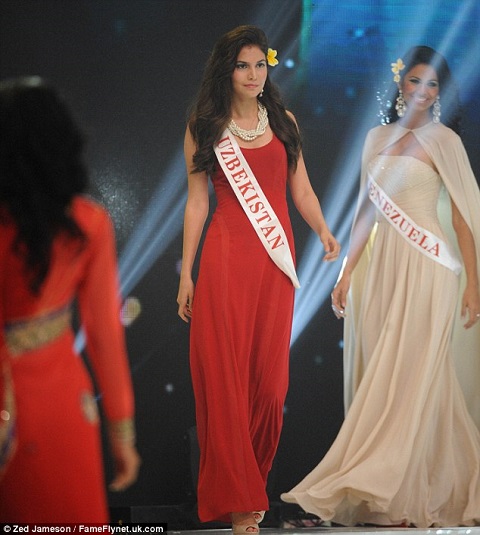 Rakhima Ganieva rạng ngời trong buổi lễ khai mạc Miss World diễn ra hôm 9.9