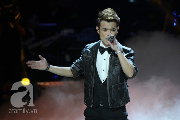 Liveshow 1 The Voice: Dương Hoàng Yến nghẹn ngào hát về cha 24