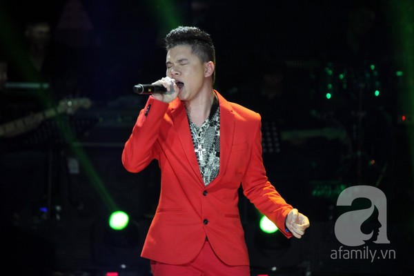 Liveshow 1 The Voice: Dương Hoàng Yến nghẹn ngào hát về cha 27