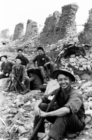  	Nụ cười chiến thắng dưới chân Thành Cổ Quảng Trị - bức ảnh nổi tiếng của tác giả Đoàn Công Tính