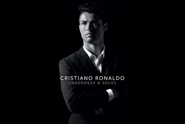 Cristiano Ronaldo lột đồ "khoe" quần lót tự tay thiết kế 2