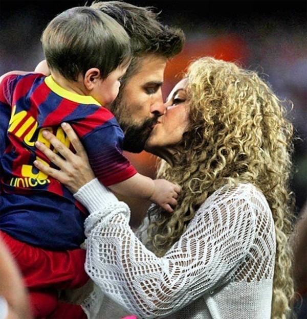 Bé Milan Pique theo mẹ Shakira đến cổ vũ bố đá bóng 9