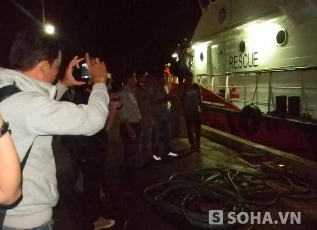 Rất đông phóng viên đang chờ tại bến tàu của Trung tâm phối hợp tìm kiếm cứu nạn hàng hải khu vực 3.