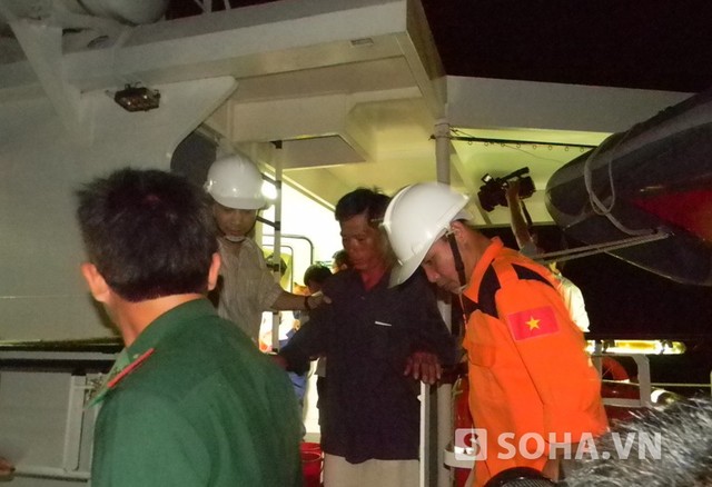 4 nạn nhân được đưa vào bờ gồm: Nguyễn Văn Thanh (38 tuổi) Nguyễn Văn Bé (13 tuổi, con ông Thanh), Nguyễn Văn Hồng (38 tuổi) và Võ Văn Nhiệm (61 tuổi)