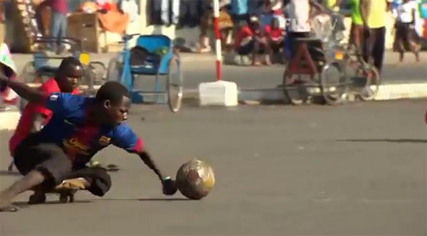 Ấn tượng với môn “bóng đá ván trượt” của người khuyết tật 2