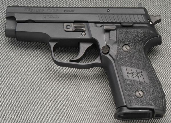 Súng ngắn SIG Sauer P229 chuyên được sử dụng bởi các mật vụ Mỹ