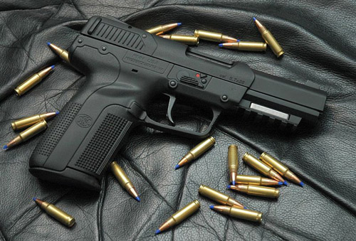 FN Five-Seven và loại đạn 5.7mm đặc trưng.