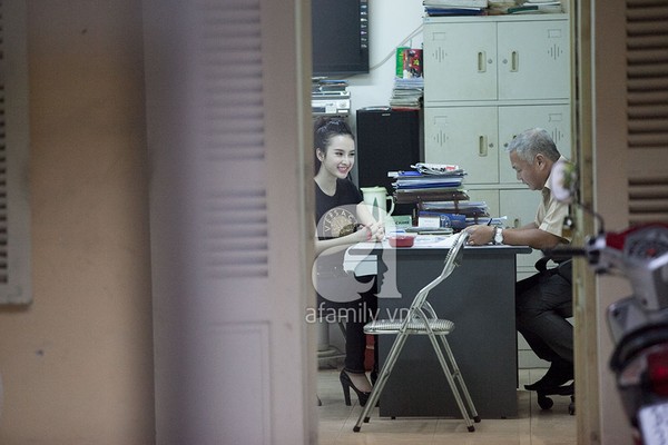 Angela Phương Trinh tươi cười đi nộp phạt tại Hà Nội 12
