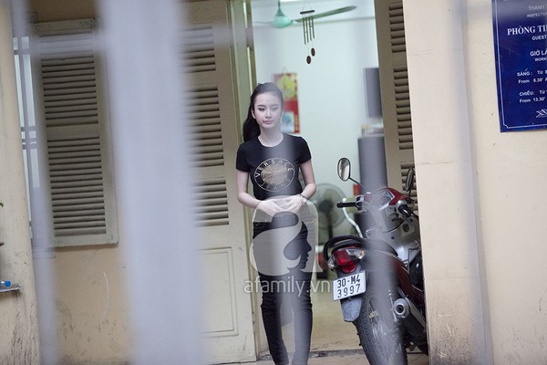 Angela Phương Trinh tươi cười đi nộp phạt tại Hà Nội 13